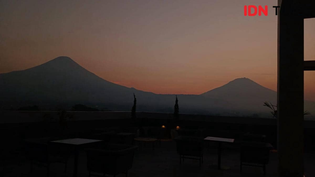 Pemandangan dari rooftop Artotel menghadap dua gunung, yaitu Sindoro dan Sumbing. (IDNTimes/Febriana Sinta)