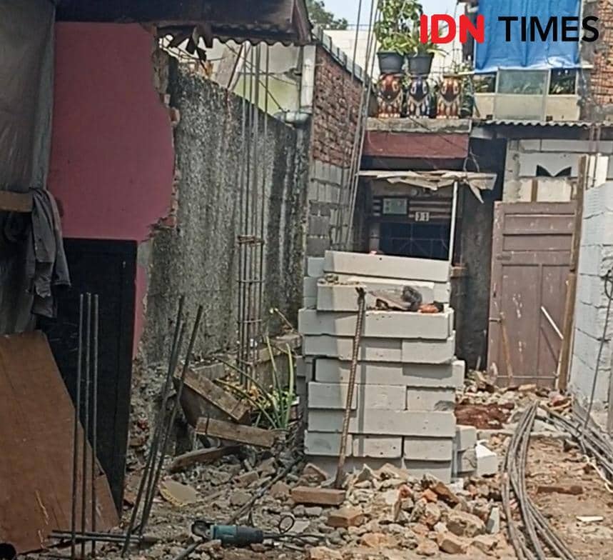 Nenek Wifatmi dan suaminya Sukirjo warga Jakarta Timur terkurung di rumah karena akses jalan di tutup tetangga, Kamis (15/10/2026). (IDN Tim