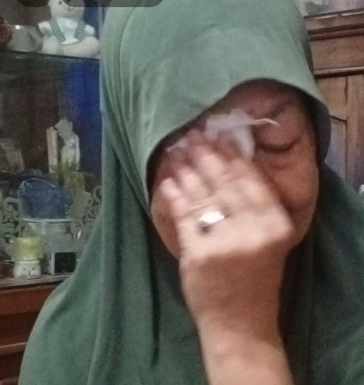 Nenek Wifatmi dan suaminya Sukirjo warga Jakarta Timur terkurung di rumah karena akses jalan di tutup tetangga, Kamis (15/10/2026). (IDN Tim