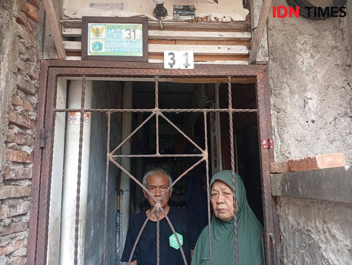 Nenek Wifatmi dan suaminya Sukirjo warga Jakarta Timur terkurung di rumah karena akses jalan di tutup tetangga, Kamis (15/10/2026). (IDN Tim