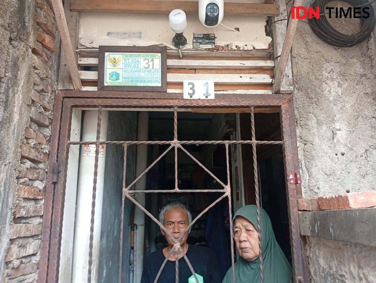 Nenek Wifatmi dan suaminya Sukirjo warga Jakarta Timur terkurung di rumah karena akses jalan di tutup tetangga, Kamis (15/10/2026). (IDN Tim