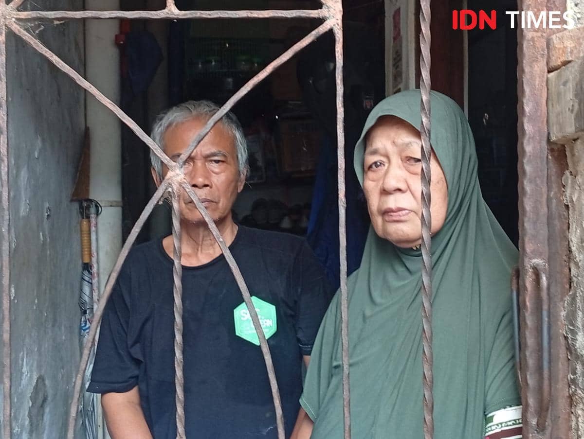 Nenek Wifatmi dan suaminya Sukirjo warga Jakarta Timur terkurung di rumah karena akses jalan di tutup tetangga, Kamis (15/10/2026). (IDN Tim
