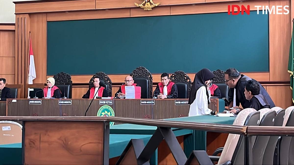 Anita Palupi Indahsari, Kepala Sekolah Daycare Little Aresha, terkait tuntutan 10 tahun penjara atas dugaan kekerasan anak.