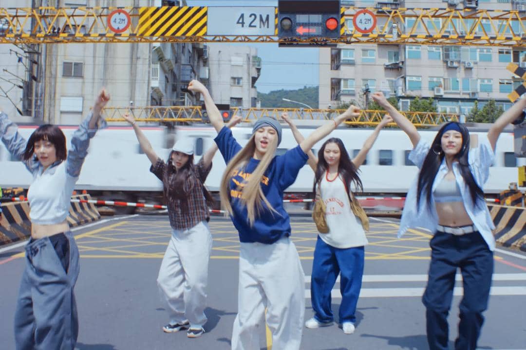 cuplikan koreografi lagu "How Sweet" milik NewJeans