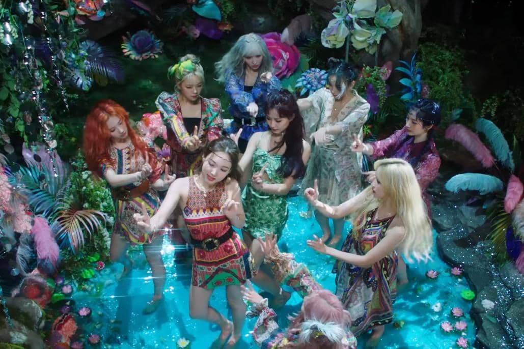 cuplikan koreografi lagu "MORE & MORE" milik TWICE