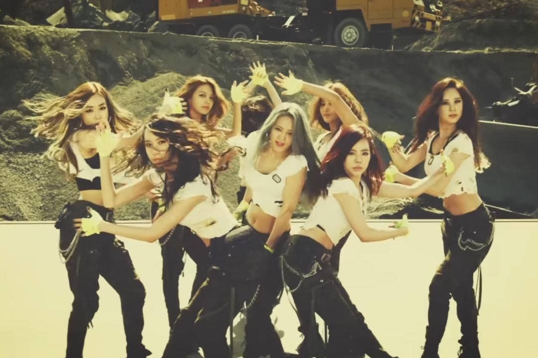 cuplikan koreografi lagu "Catch Me If You Can" milik Girls' Generation