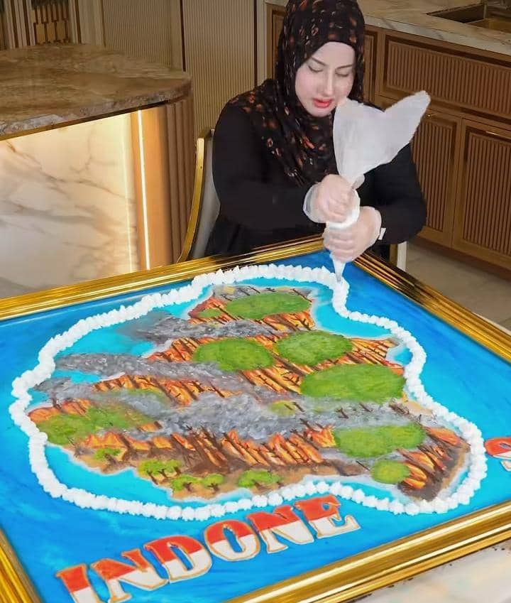Tasyi Athasyia buat kue Pulau Kalimantan terbakar