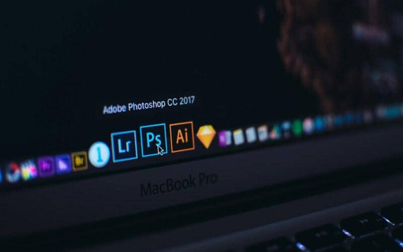 ilustrasi aplikasi Adobe Photoshop di MacBook