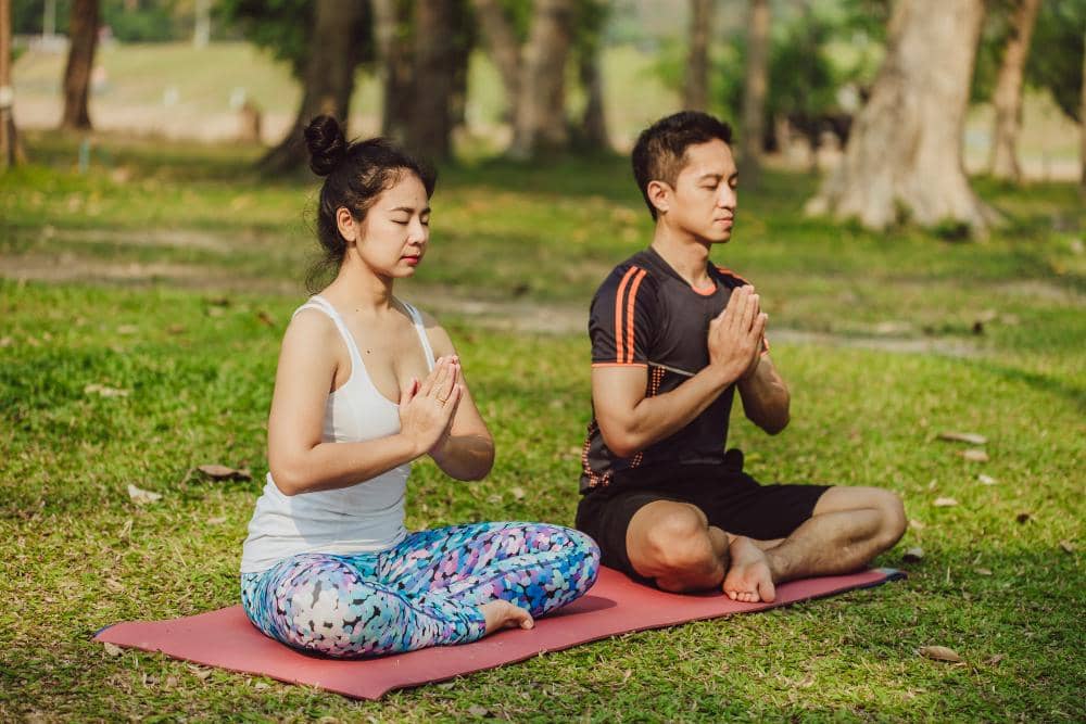 ilustrasi meditasi bersama pasangan