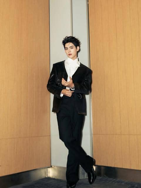 Style Pakai Sepatu Hitam ala Poom Nuttapart