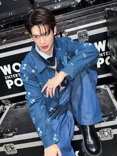 Outfit Pakai Sepatu Hitam ala Poom Nuttapart