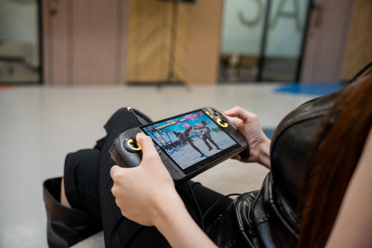 Ilustrasi permainan Tekken 8 berjalan di layar konsol genggam ROG Xbox Ally X20, perangkat gaming dari ASUS Indonesia.