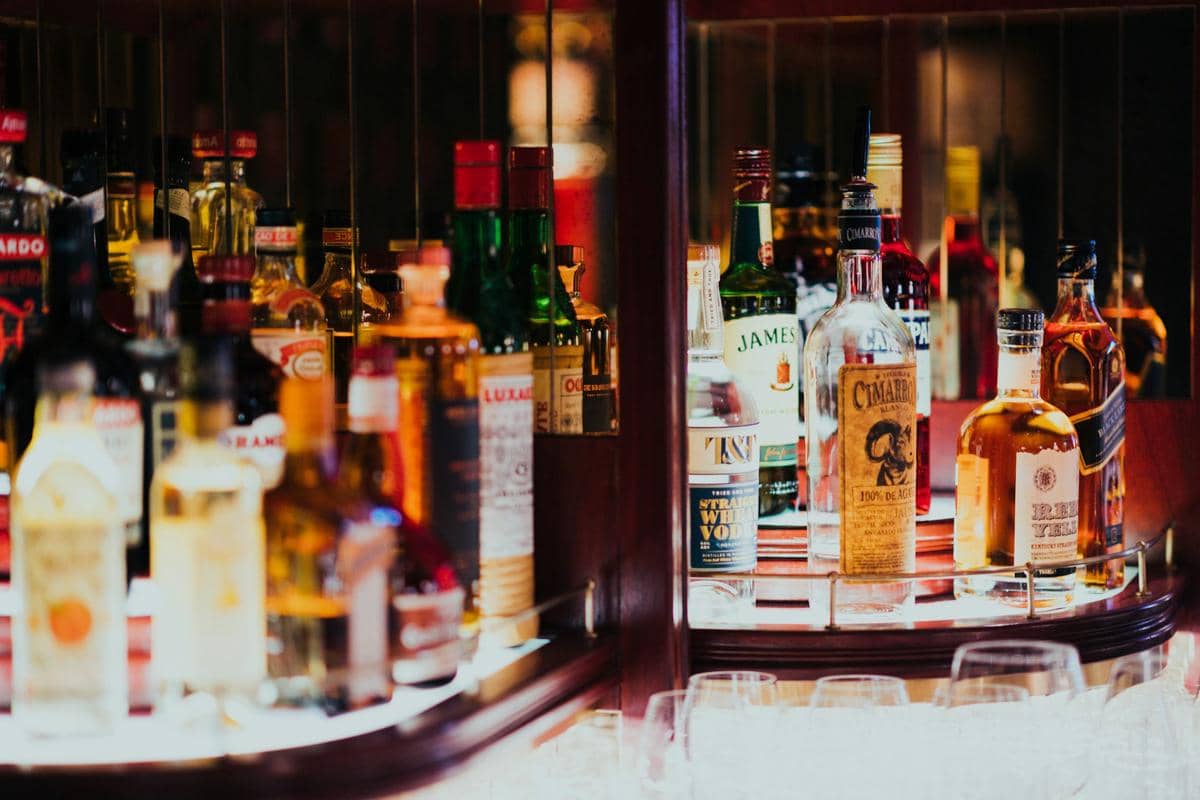 ilustrasi foto rum dan whisky