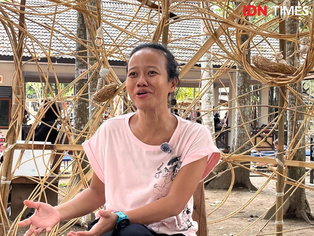 Ria Papermoon berpose untuk potret dokumentasi yang dikreditkan kepada fotografer IDN Times, Yogie Fadila.