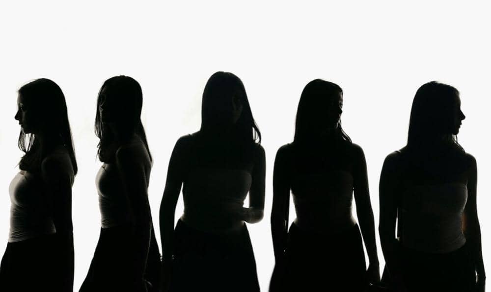 Seorang perempuan berdiri dengan berbagai pose