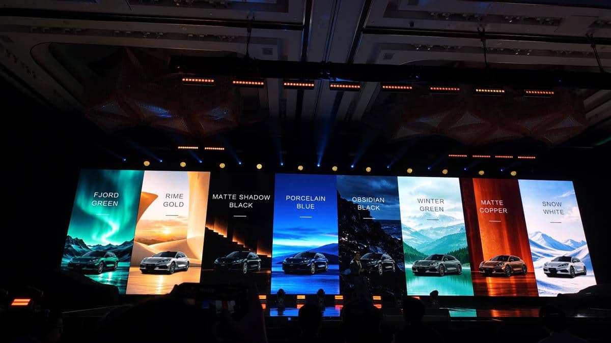 Pilihan warna sepeda motor listrik Danza Z9GT yang dipamerkan untuk memperlihatkan variasi tampilan bodinya.