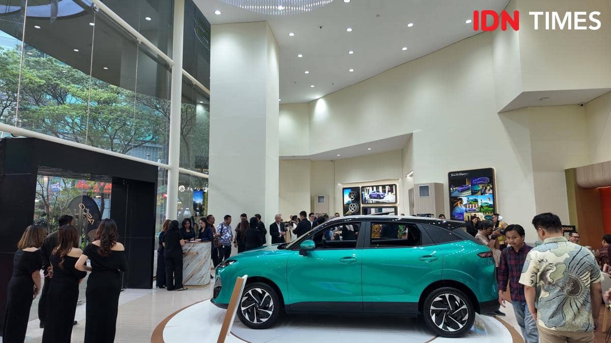Interior showroom di kawasan Puri Indah dengan area konsultasi, eksplorasi produk, dan layanan test drive.