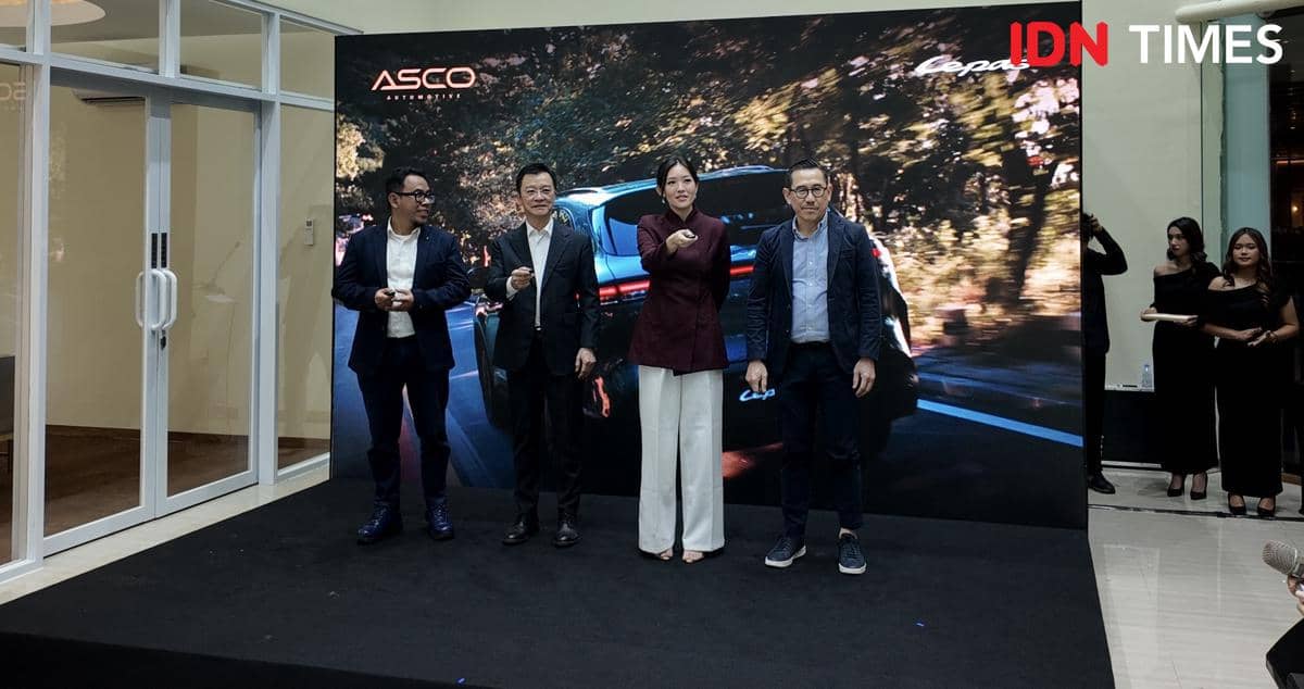 Suasana seremoni peresmian showroom Lepas ASCO Puri Indah dengan para tamu dan area pamer kendaraan.