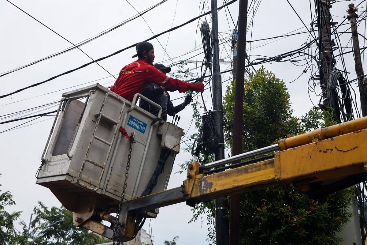 Pemkot Surabaya Masif Tertibkan kabel Provider Semerawut Tak Berizin