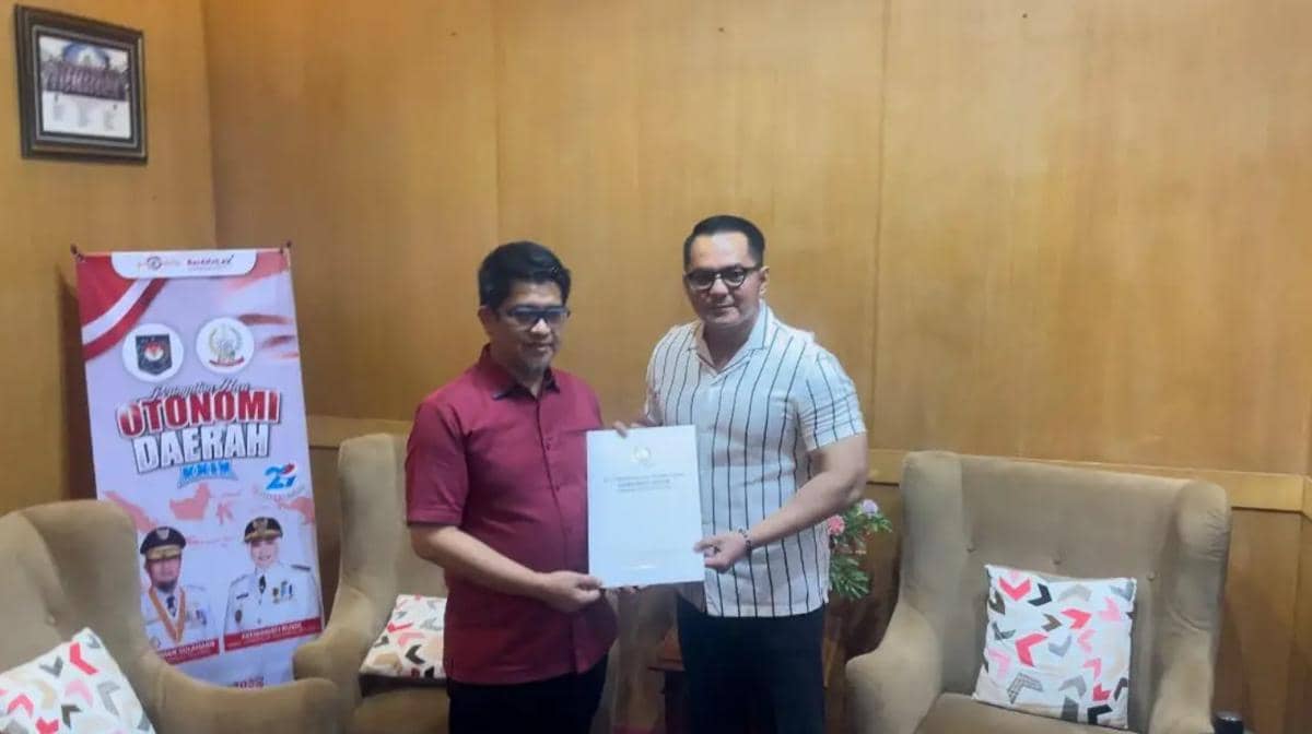 Wakil Ketua I DPRD Gowa, Hasrul Abdul Rajab (kiri), menerima SK pemberhentian Bupati Gowa Sitti Husniah Talenrang dan penunjukan Darmawangsy