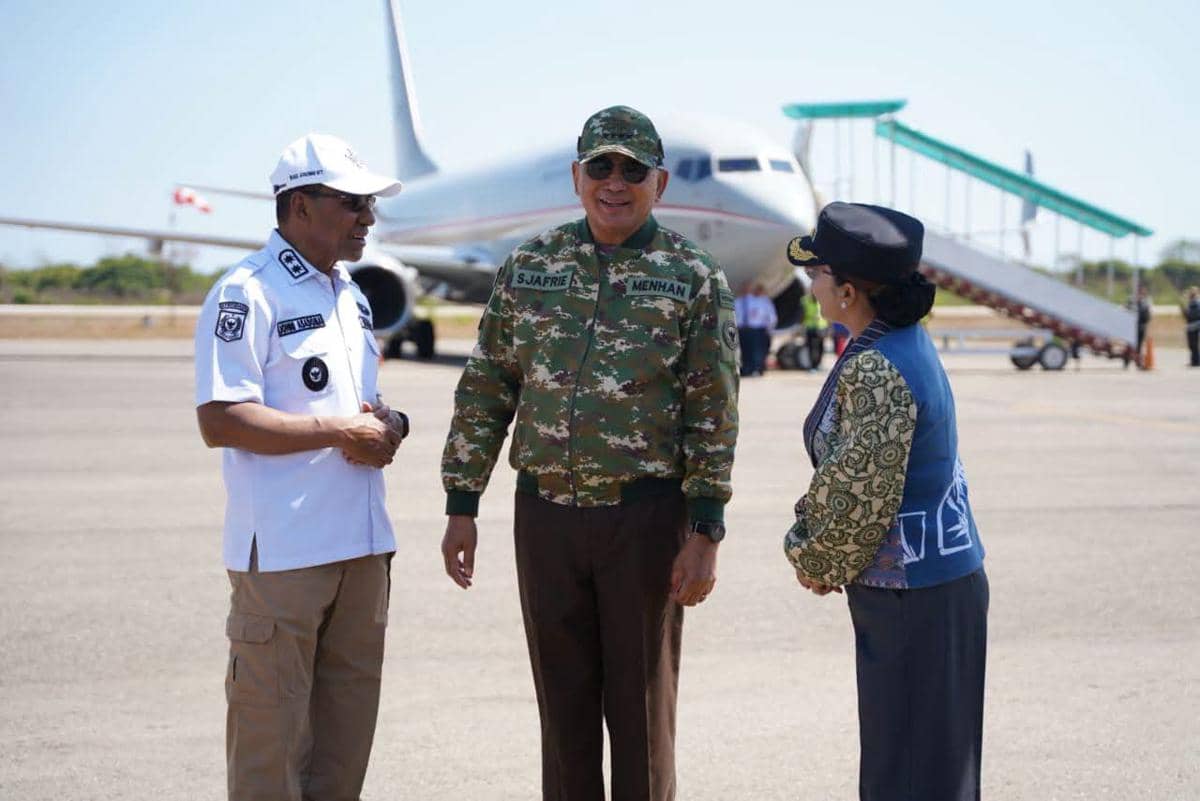Menteri Pertahanan Sjafrie Sjamsoeddin dalam agenda kunjungan kerja ke dua Yonif TP di Pulau Sumba.