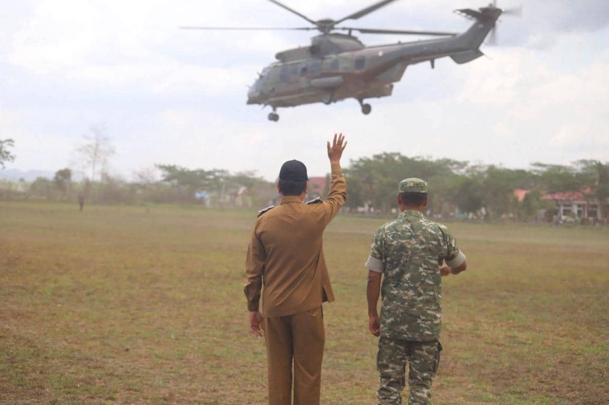 Menteri Pertahanan Sjafrie Sjamsoeddin saat kunjungan kerja ke dua Yonif TP di Pulau Sumba.