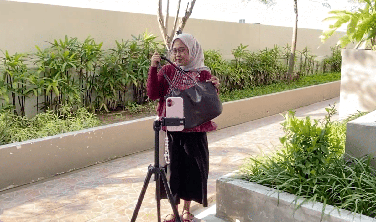 Afiliator, Diana sedang melakukan siaran langsung (live) penjualan produk tas di Surabaya. (IDN Times/Khusnul Hasana)