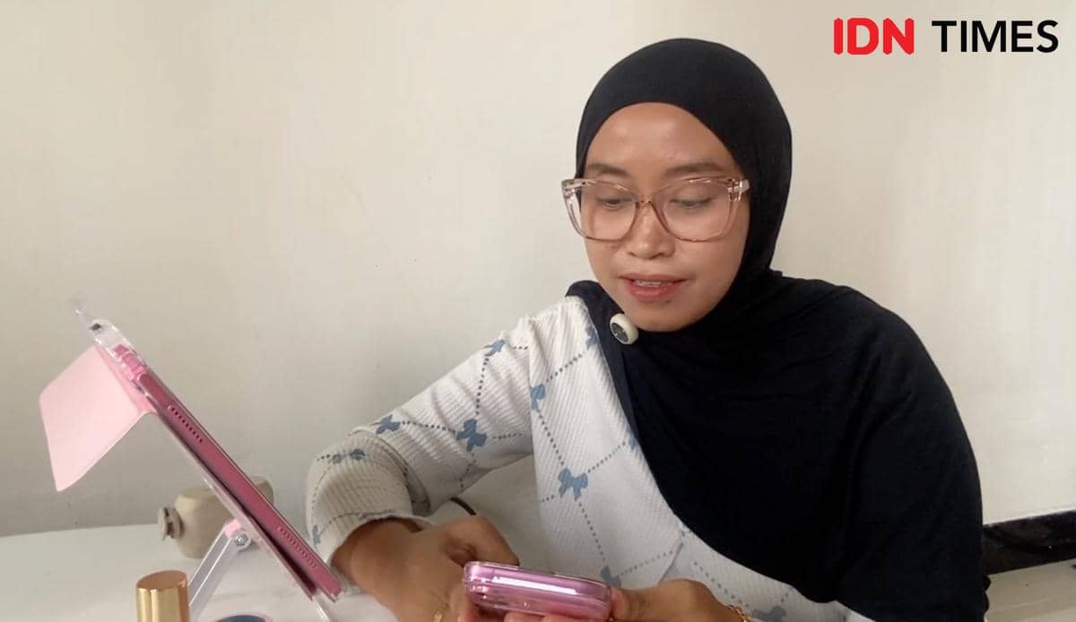 Afiliator, Zila sedang membuat konten untuk produk parfum di rumahnya, di Gresik, Jawa Timur. (IDN Times/Khusnul Hasana)