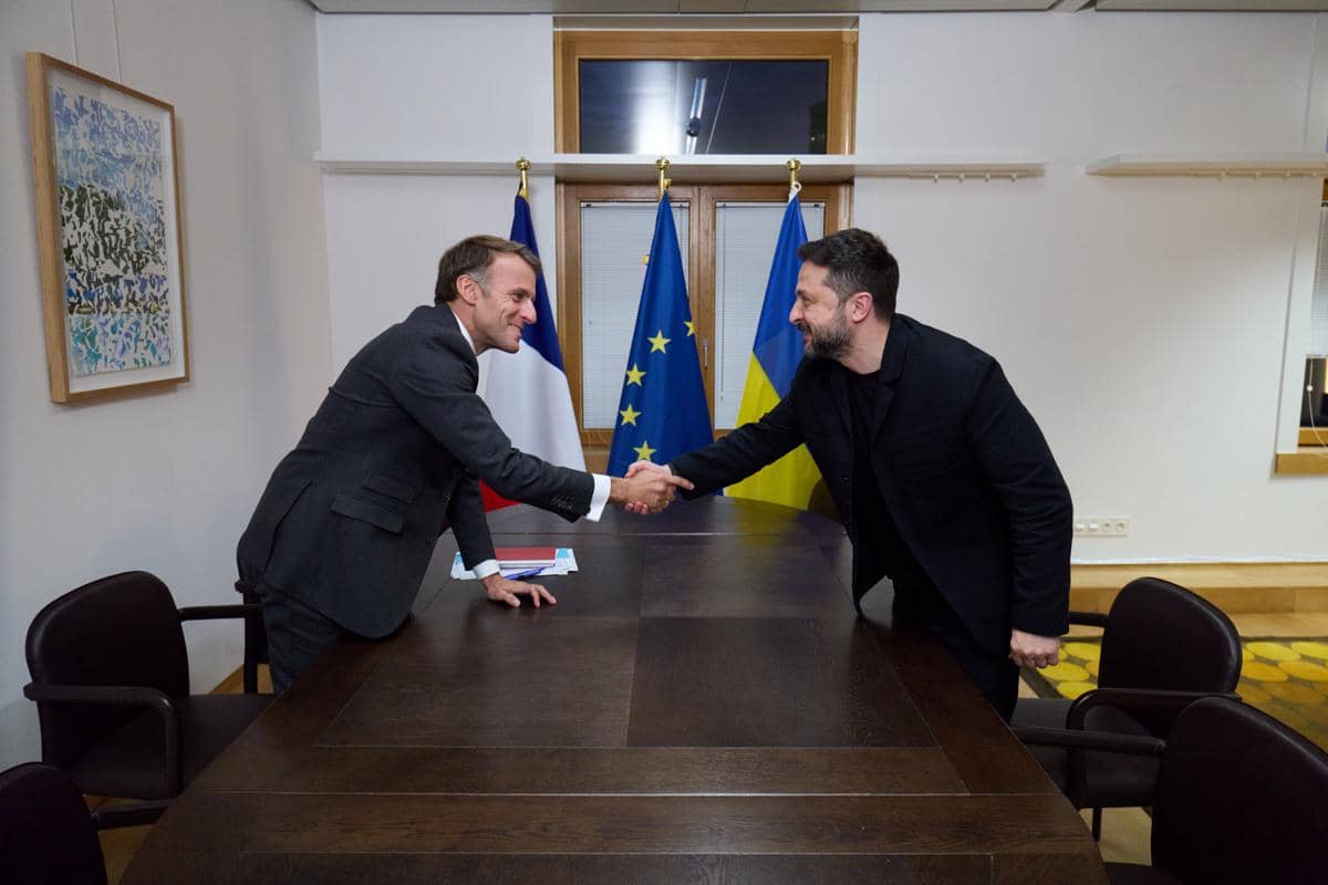 Presiden Prancis Emmanuel Macron dan Presiden Ukraina Volodymyr Zelenskyy