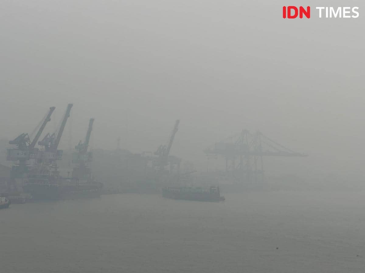 Kondisi kabut asap dampak kebakaran hutan dan lahan (karhutla) di kota Palembang