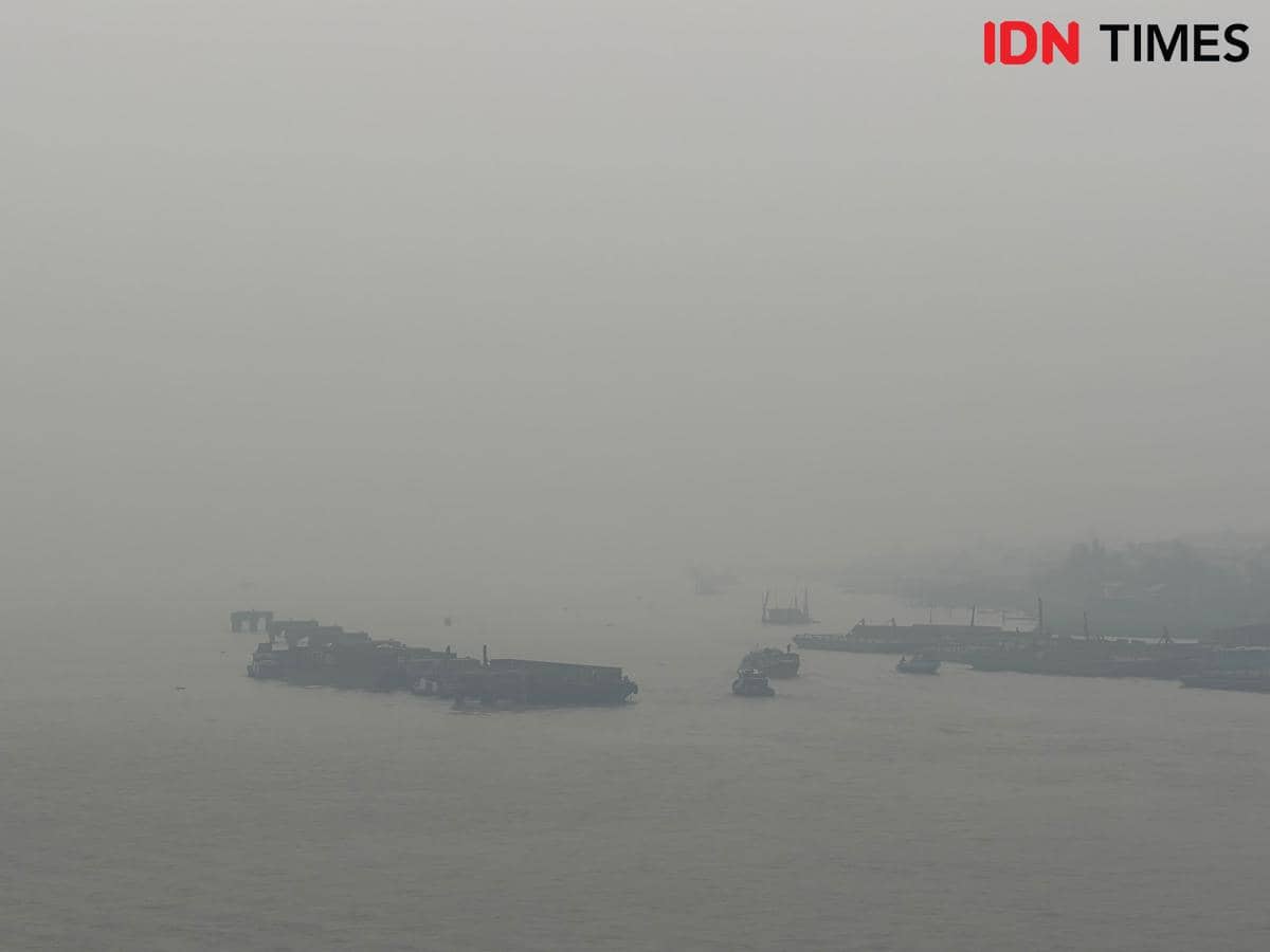 Kondisi kabut asap dampak kebakaran hutan dan lahan (karhutla) di kota Palembang 