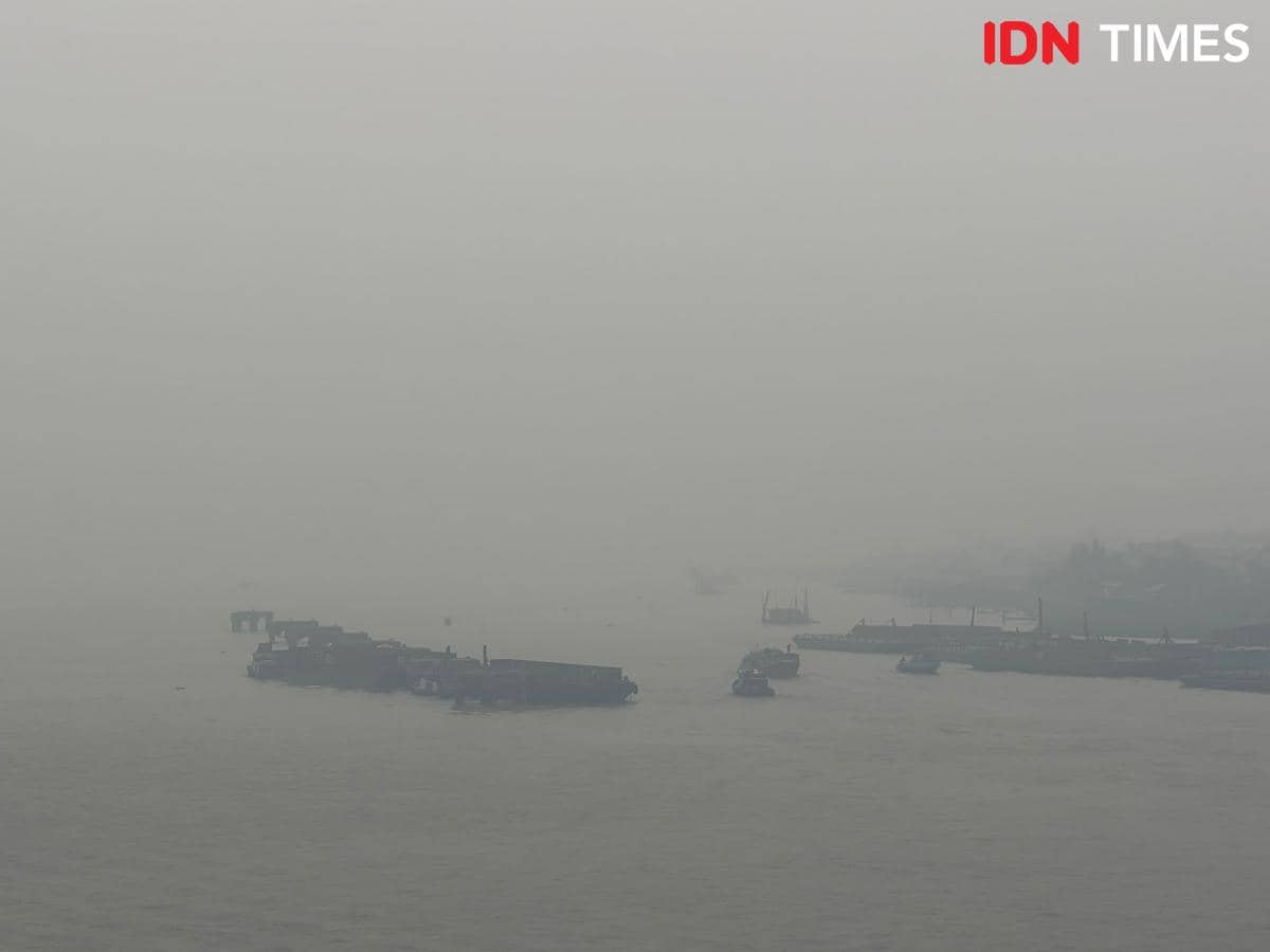 Kondisi kabut asap dampak kebakaran hutan dan lahan (karhutla) di kota Palembang