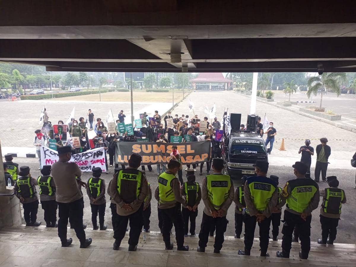 Koalisi Masyarakat Melawan Asap (KOMMA) Sumatra Selatan (Sumsel) mendesak pemerintah memperkuat penanganan karhutla di Sumsel. 