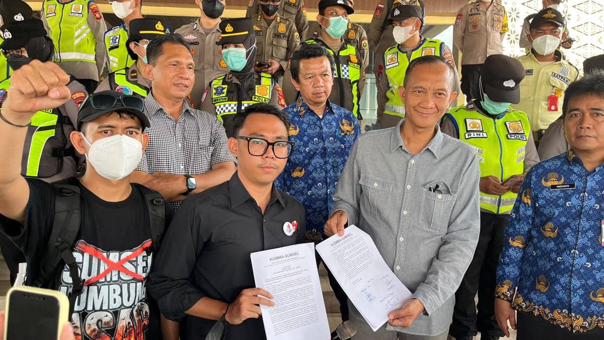 Koalisi Masyarakat Melawan Asap (KOMMA) Sumatra Selatan (Sumsel) mendesak pemerintah memperkuat penanganan karhutla di Sumsel. 