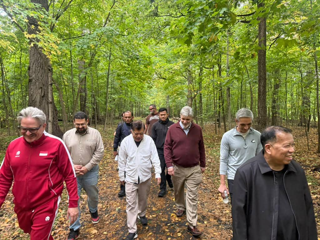 Momen Jusuf Kalla Jogging di Hutan DeKalb AS, Tetap Bugar Selama Musim Gugur