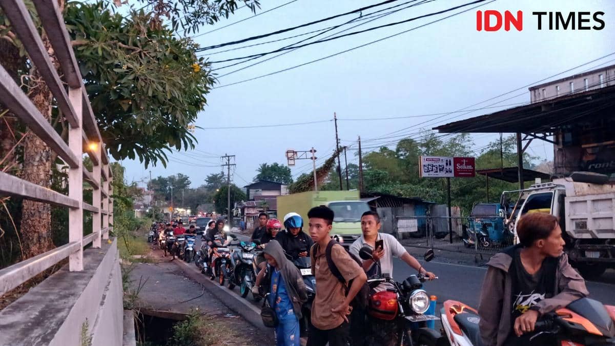 Sejumlah kendaraan mengantre untuk membeli BBM di SPBU Kairagi Satu, Mapanget, Manado, Sulawesi Utara.