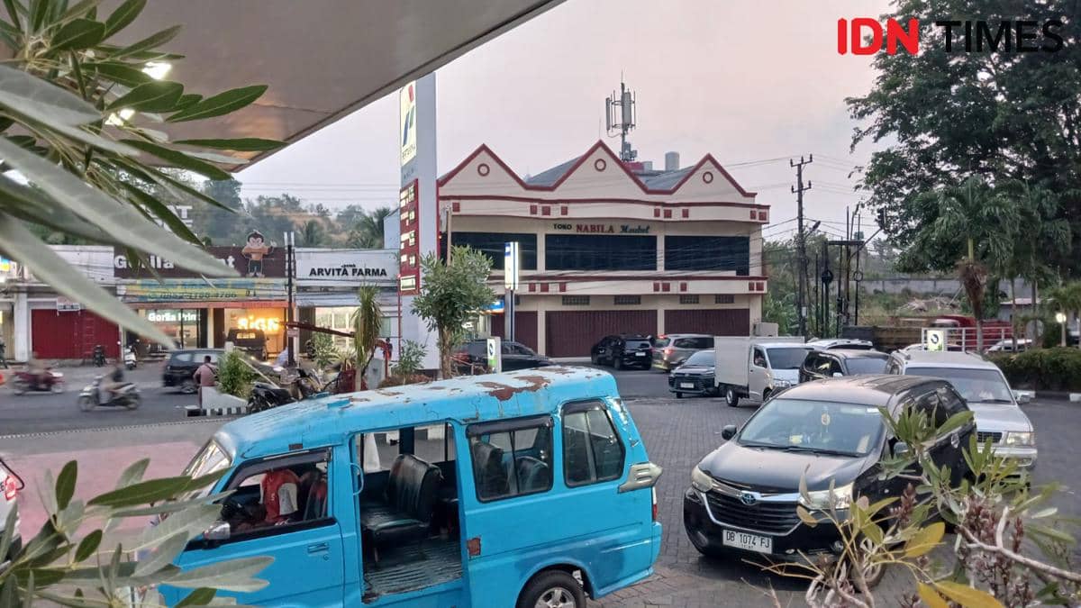 Antrean kendaraan mengular di SPBU Kairagi Satu, Mapanget, Manado, saat warga menunggu pengisian bahan bakar minyak.