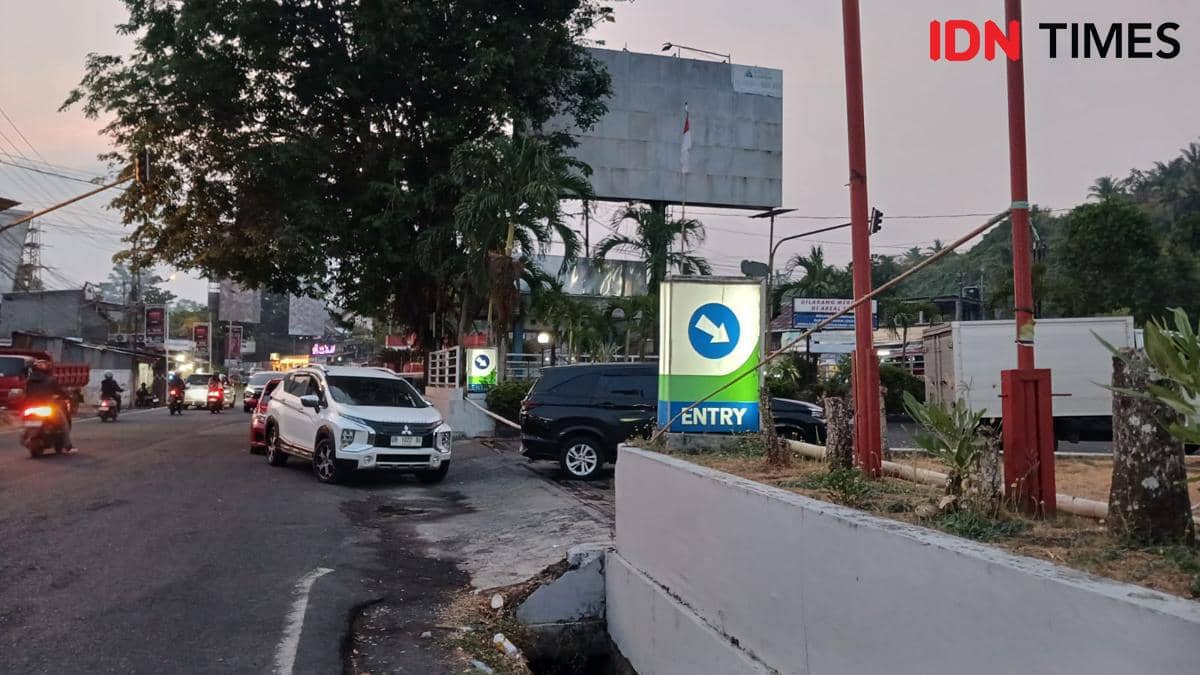 Pengendara mengantre membeli bahan bakar minyak di SPBU Kairagi Satu, Mapanget, Manado, Sulawesi Utara.