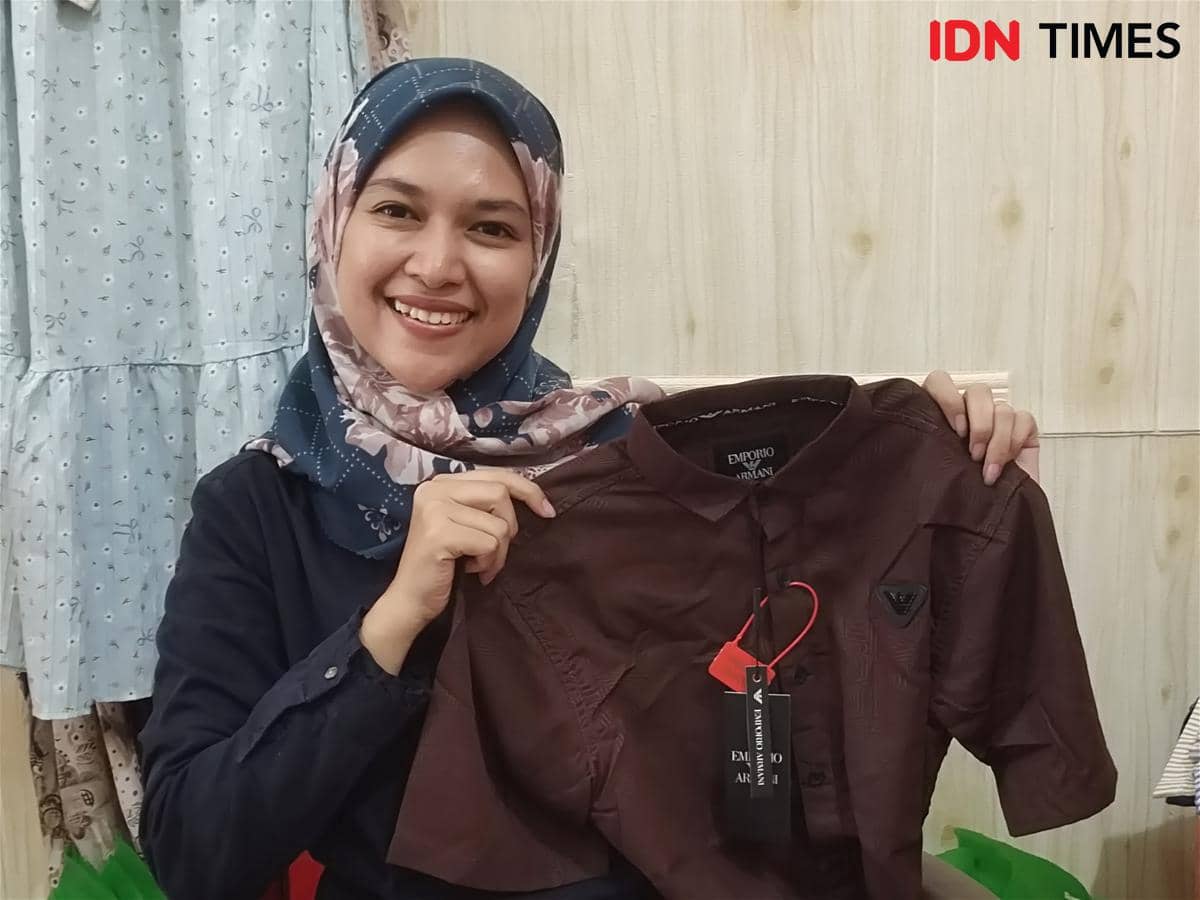 Afiliator, Rika Anggraini menunjukkan kemeja yang sedang dipromosikan secara langsung (live) di Medan. (IDN Times/Indah Permata Sari)