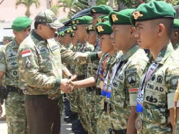 Menteri Pertahanan Sjafrie Sjamsoeddin melakukan kunjungan kerja ke dua Yonif TP di Pulau Sumba.