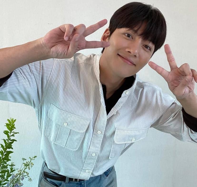 Potret Ji Chang Wook yang diunggah melalui akun Instagram pribadinya menampilkan wajah sang aktor dari dekat.