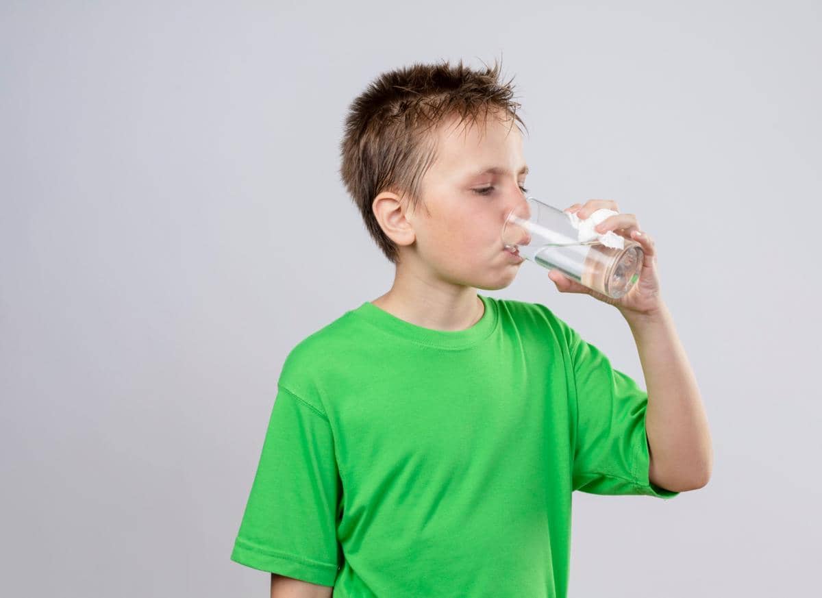 ilustrasi minum air putih
