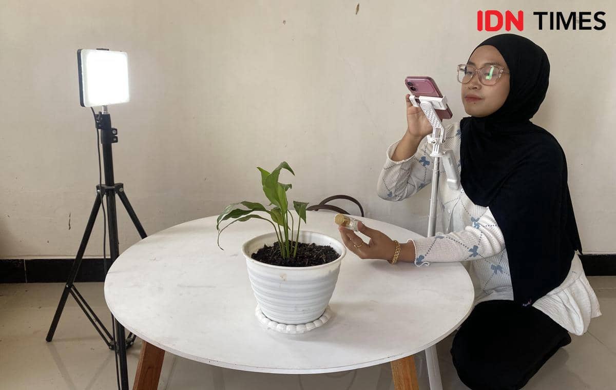 Afiliator, Zila sedang membuat konten untuk produk parfum di rumahnya, di Gresik, Jawa Timur. (IDN Times/Khusnul Hasana)