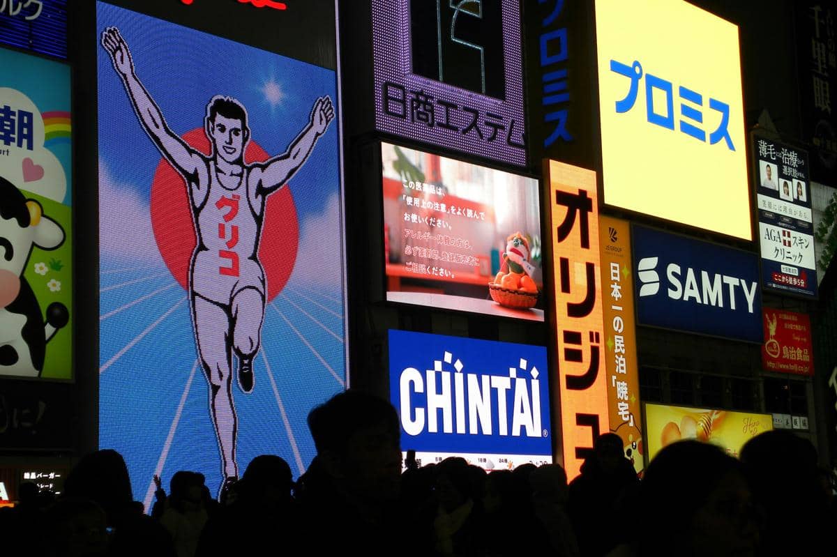 papan reklame Glico Man di Osaka, Jepang