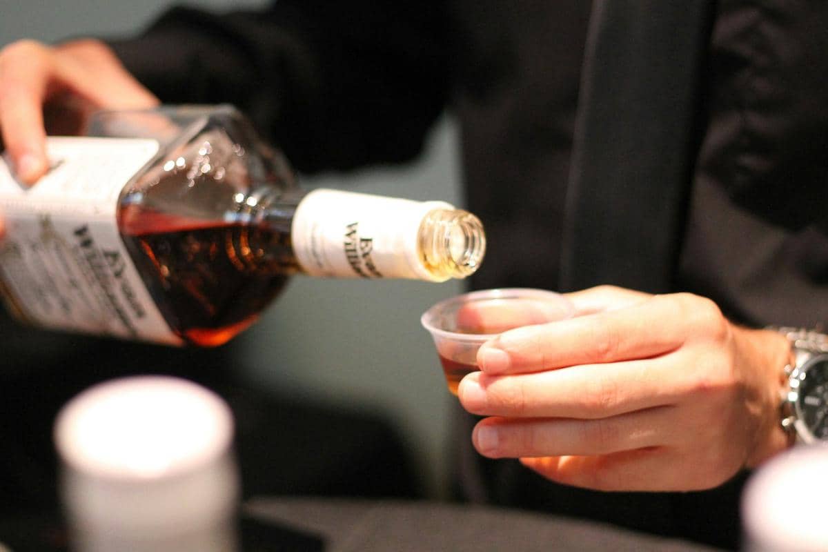 ilustrasi foto rum dan whisky