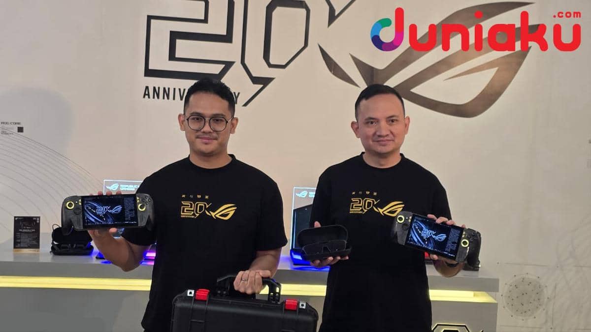 Adrian Pradipta dan Brama Setyadi dari ASUS Indonesia memamerkan ROG XBOX Ally X20 Bundle dalam acara peluncuran.