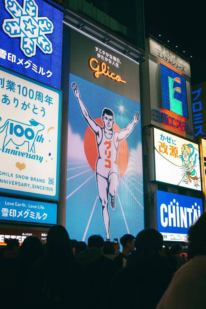 papan reklame Glico Man di Osaka, Jepang