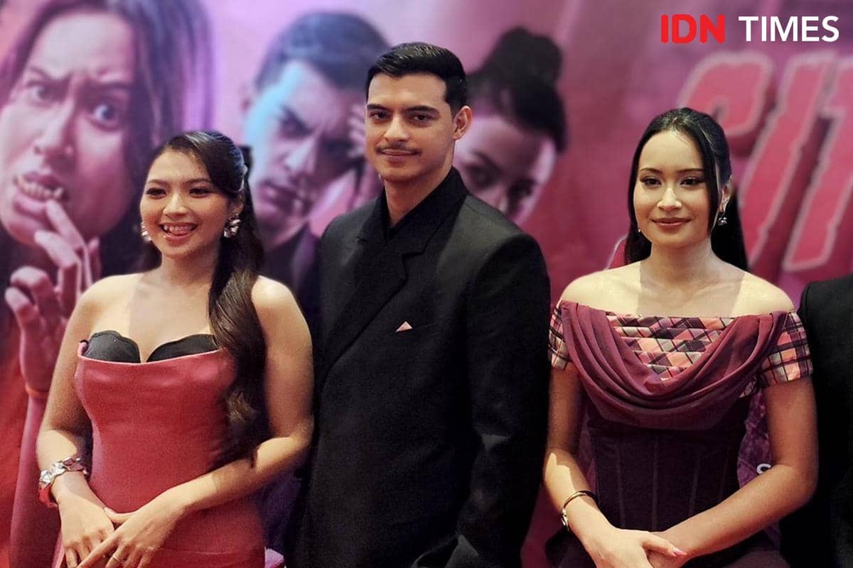Pengalaman Satine dan Shania Pakai Gigi Vampir saat Syuting Film