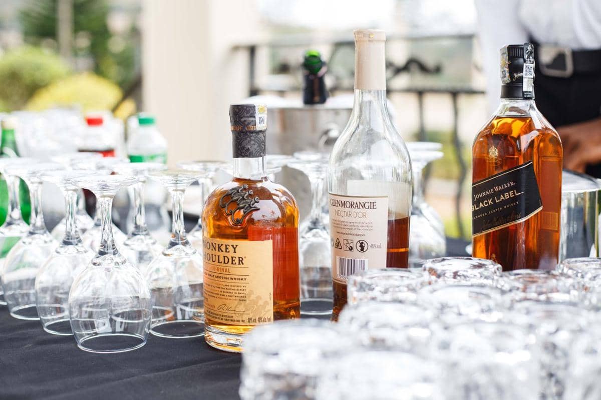 ilustrasi foto rum dan whisky