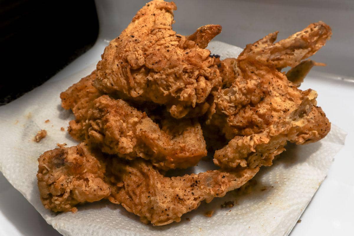 ilustrasi ayam goreng tepung dikenal mengandung bumbu dan garam tinggi